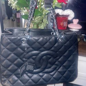 •chanel bag •i’ve got a lot of compliments on it and it’s only been wore 3 times